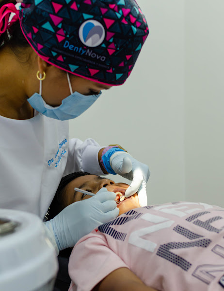 Atención odontológica cuidadosa a una paciente