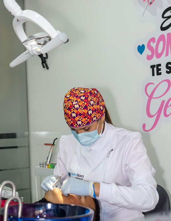 Dra. Laura Durán conversando con una paciente en el consultorio